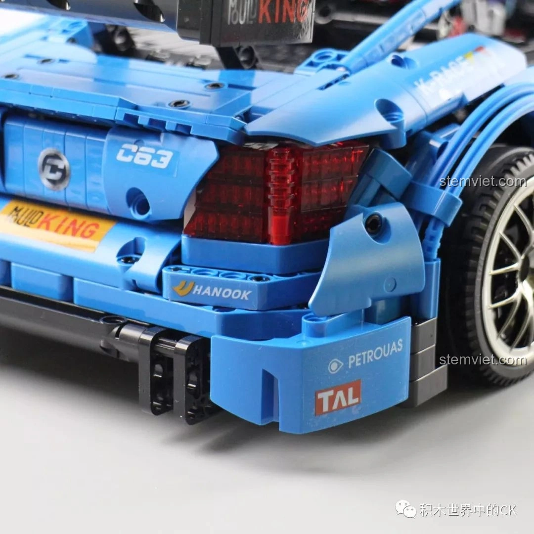 Mô hình Mould King 13073 Mercedes-Benz AMG C63 DTM đặt cạnh một mô hình xe đua khác, cho thấy kích thước và tỉ lệ.