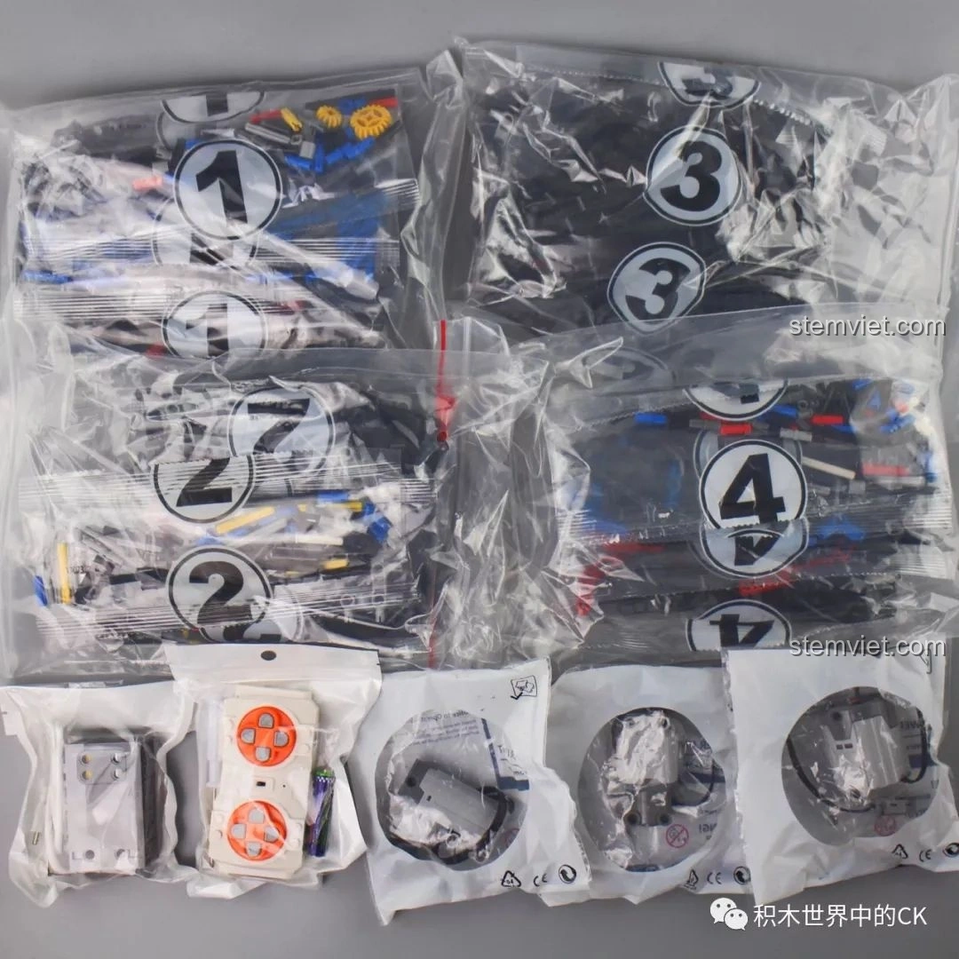 Các túi mảnh ghép được đánh số của bộ Mould King 13073 Mercedes-Benz AMG C63 DTM, phân loại rõ ràng giúp quá trình lắp ráp dễ dàng.