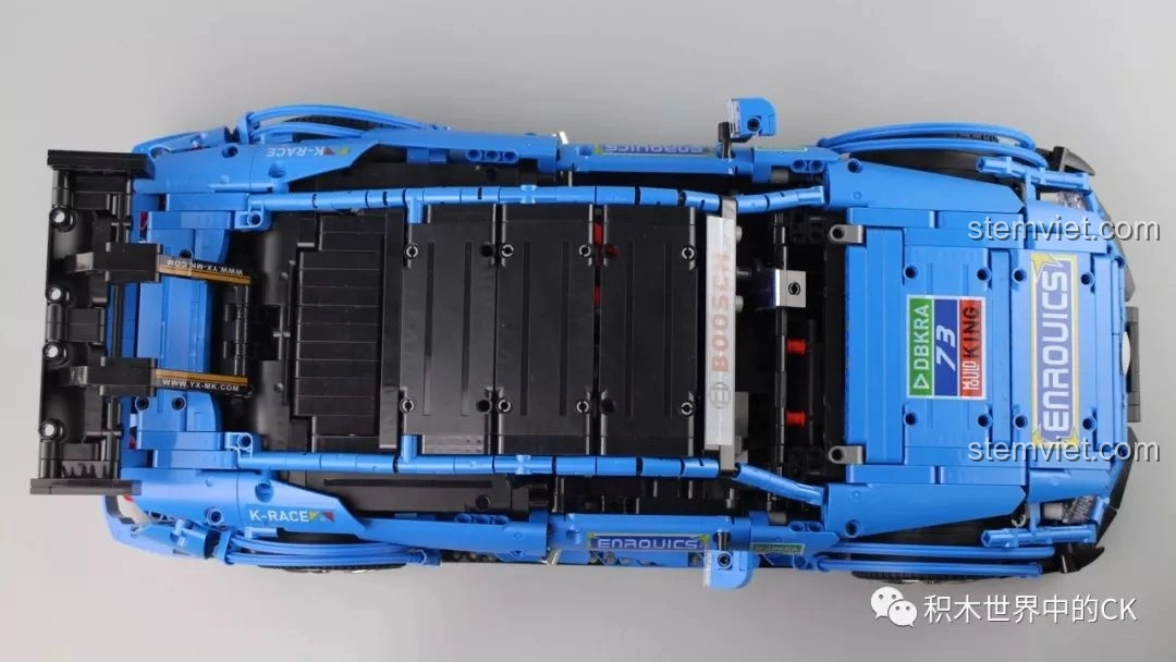 Mô hình hoàn thiện của Mould King 13073 Mercedes-Benz AMG C63 DTM từ góc nghiêng bên hông, tạo cảm giác chuyển động.