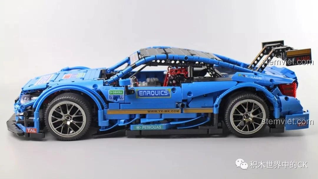 Mô hình hoàn thiện của Mould King 13073 Mercedes-Benz AMG C63 DTM từ góc 3/4 phía sau, nổi bật cánh gió và đèn hậu.