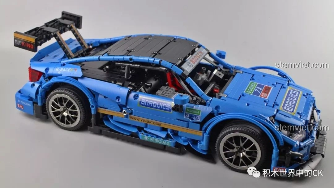 Mô hình hoàn thiện của Mould King 13073 Mercedes-Benz AMG C63 DTM từ góc nghiêng phía trước, thể hiện sự mạnh mẽ.