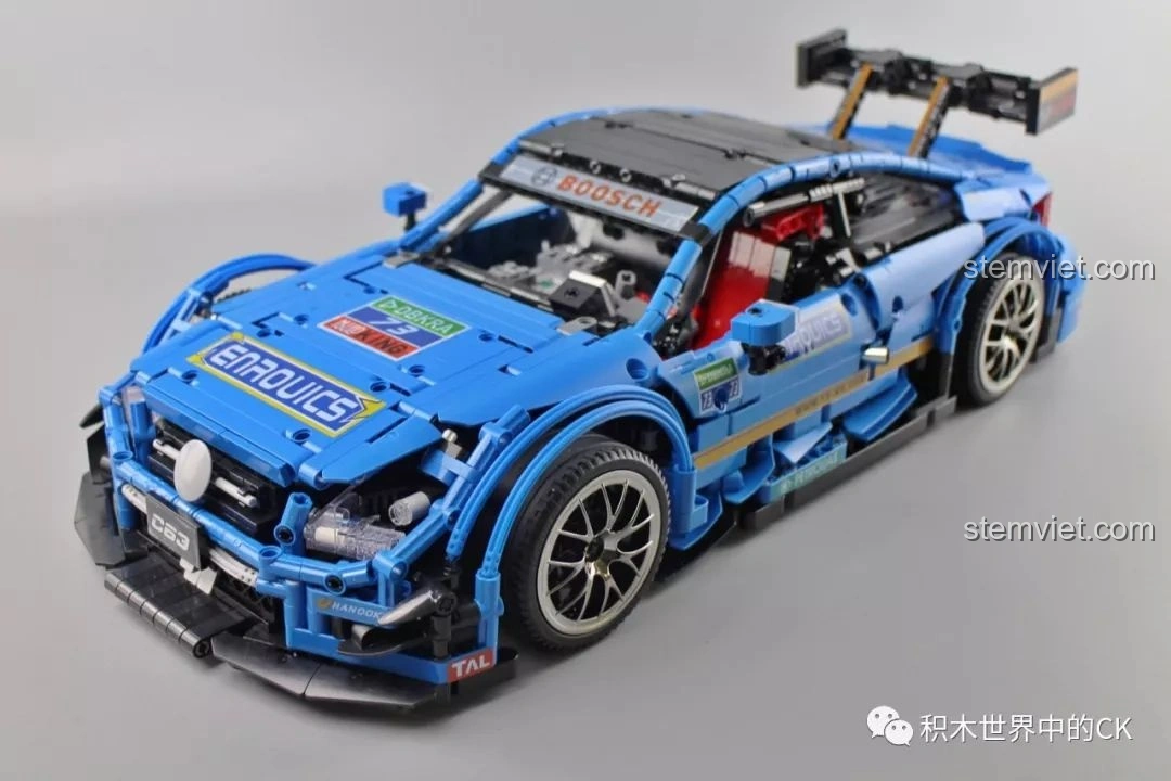 Mô hình hoàn thiện của Mould King 13073 Mercedes-Benz AMG C63 DTM từ một góc 3/4 phía trước khác, tôn lên đường nét thiết kế.