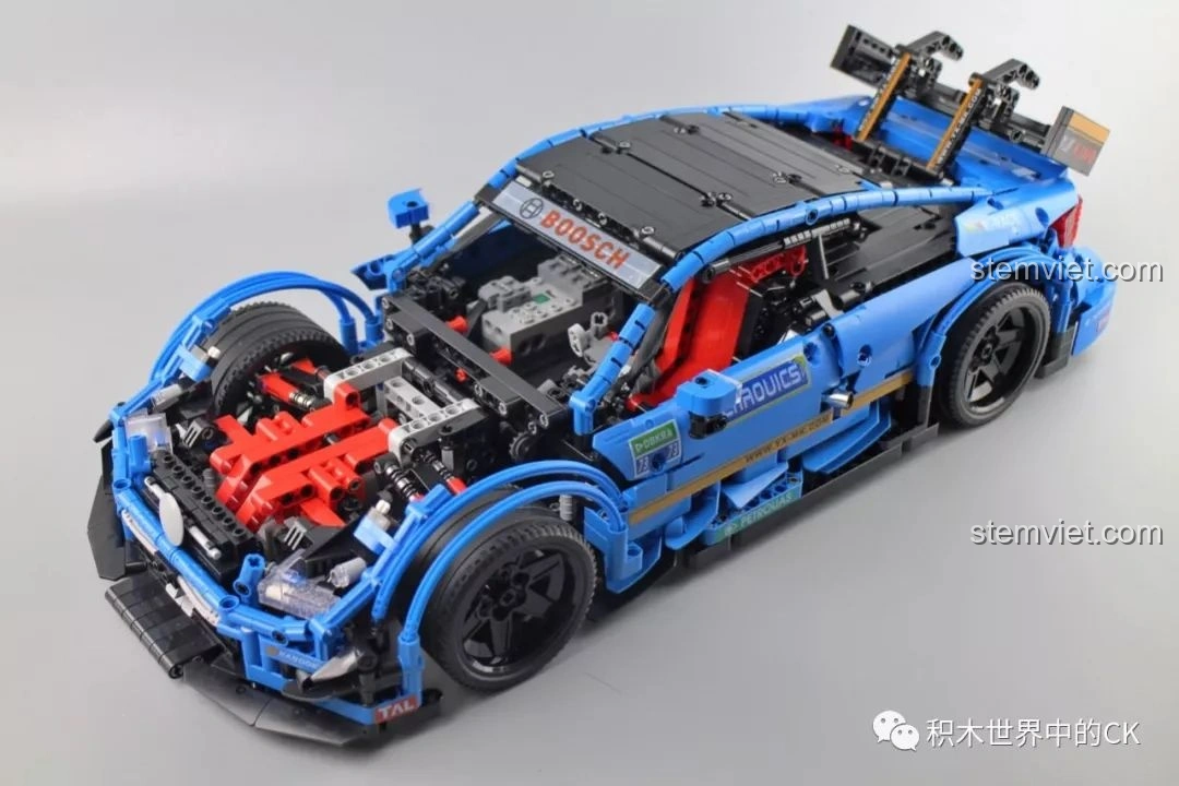 Mô hình hoàn thiện của Mould King 13073 Mercedes-Benz AMG C63 DTM từ góc 3/4 phía trước, thể hiện vẻ đẹp tổng thể.