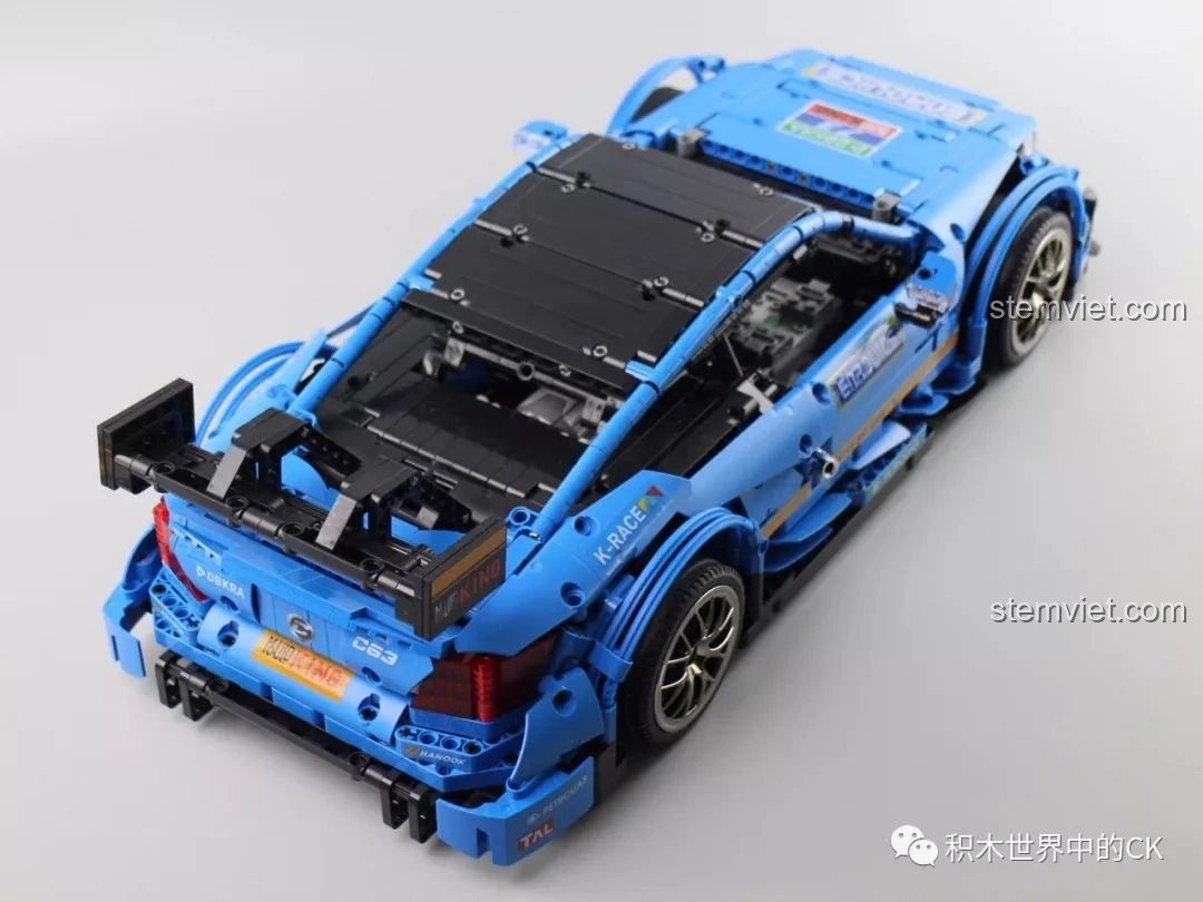 Mặt dưới của mô hình Mould King 13073 Mercedes-Benz AMG C63 DTM, cho thấy cấu trúc khung gầm và các chi tiết kỹ thuật.