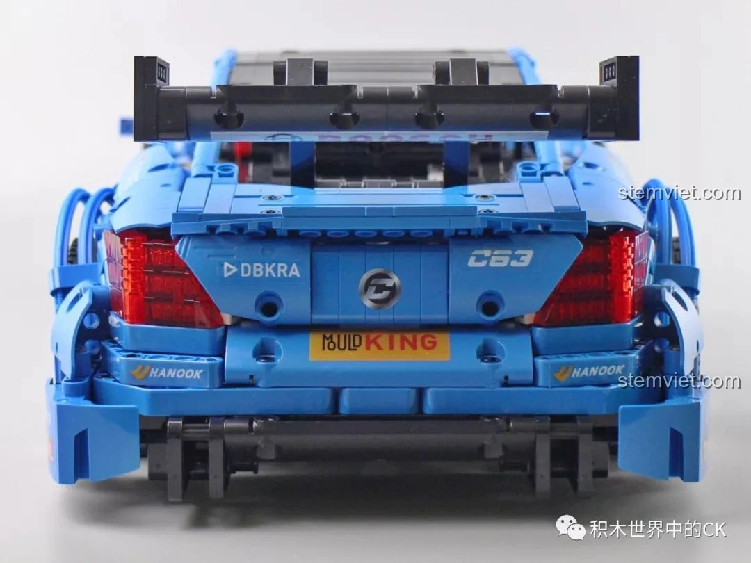 Mô hình hoàn thiện của Mould King 13073 Mercedes-Benz AMG C63 DTM nhìn từ trên xuống phía sau, thể hiện tổng thể phần đuôi xe.