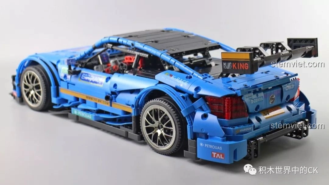 Mô hình hoàn thiện của Mould King 13073 Mercedes-Benz AMG C63 DTM nhìn trực diện từ phía sau, nổi bật cánh gió và ống xả.