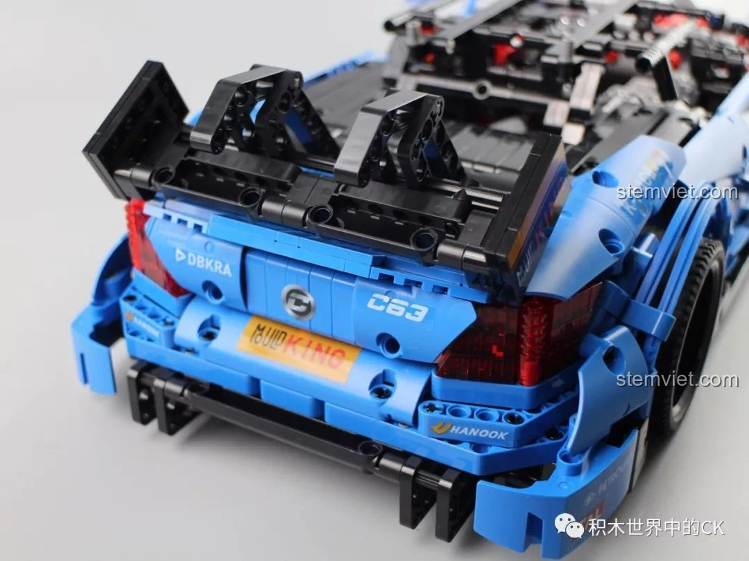 Mô hình Mould King 13073 Mercedes-Benz AMG C63 DTM với nắp capo mở, lộ ra động cơ và các chi tiết bên trong.