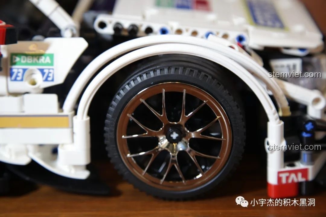 Bánh răng điều khiển hệ thống lái của mô hình Mould King 13075 Mercedes-Benz AMG C63 DTM phiên bản tĩnh.