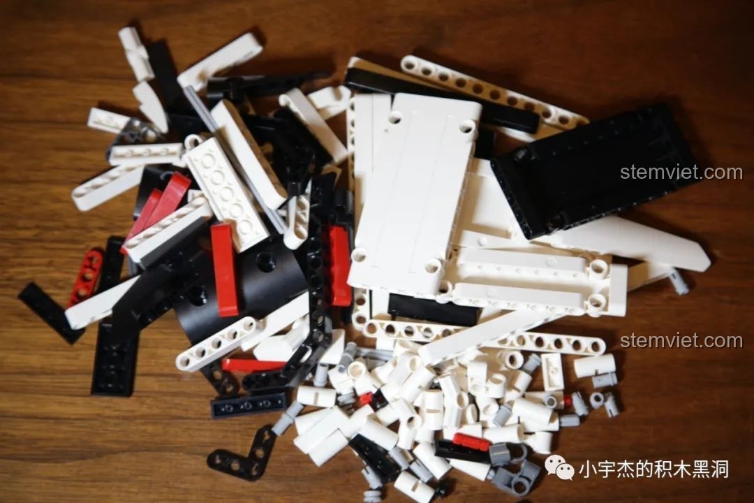 Bánh xe và lốp xe của bộ Mould King 13075 Mercedes-Benz AMG C63 DTM, bao gồm cả vành mạ điện.