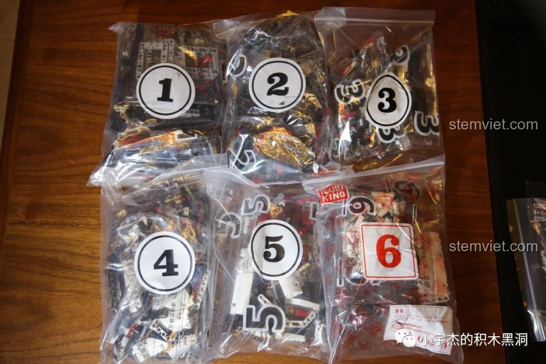 Tất cả 6 túi linh kiện được đánh số và một túi phụ kiện chung của bộ lắp ráp Mould King 13075 Mercedes-Benz AMG C63 DTM.