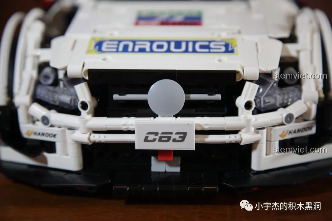 Cận cảnh bánh xe trước của mô hình Mould King 13075 Mercedes-Benz AMG C63 DTM, với vành mạ điện.