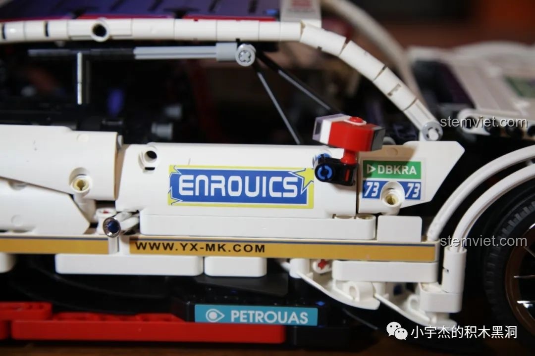 Cận cảnh đèn hậu của mô hình Mould King 13075 Mercedes-Benz AMG C63 DTM, sử dụng nhiều mảnh trong suốt đỏ.