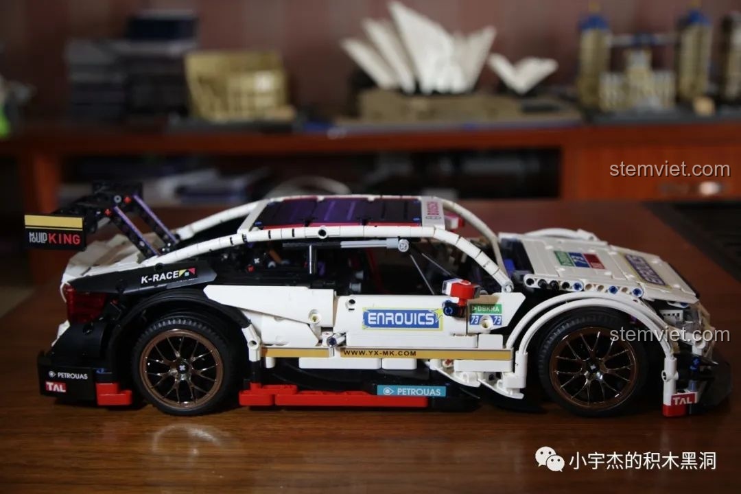 Cận cảnh ống xả bên hông của mô hình Mould King 13075 Mercedes-Benz AMG C63 DTM, sử dụng mảnh mạ điện.