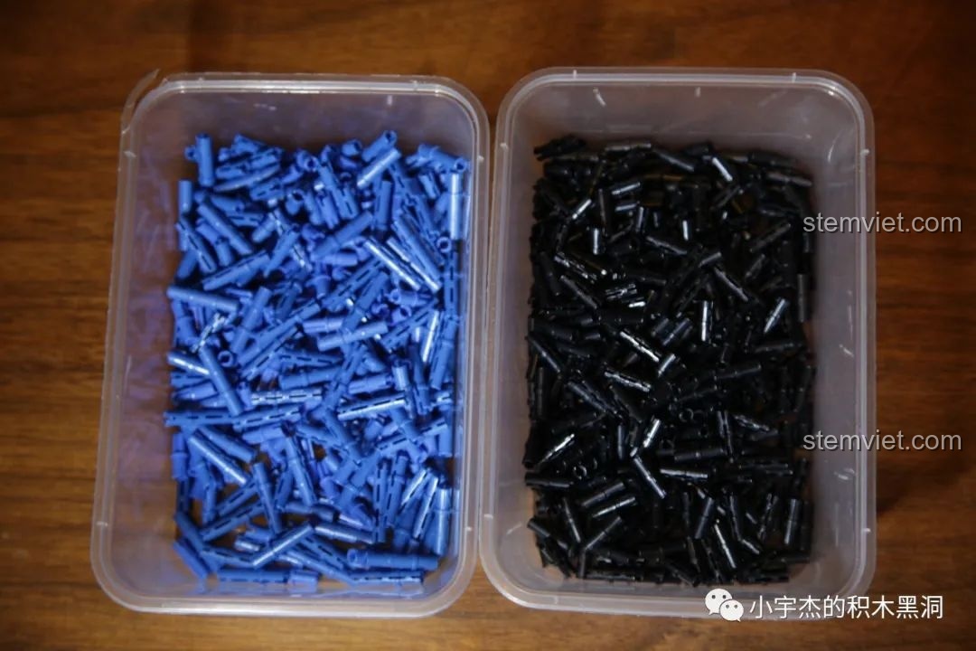 Các chốt màu xanh và đen được đựng trong hộp nhỏ, sẵn sàng cho việc lắp ráp bộ Mould King 13075 Mercedes-Benz AMG C63 DTM.