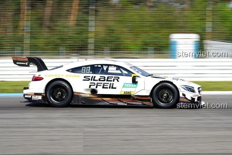 Tổng thể phần đuôi xe của mô hình Mould King 13075 Mercedes-Benz AMG C63 DTM, với đèn hậu và cánh gió.