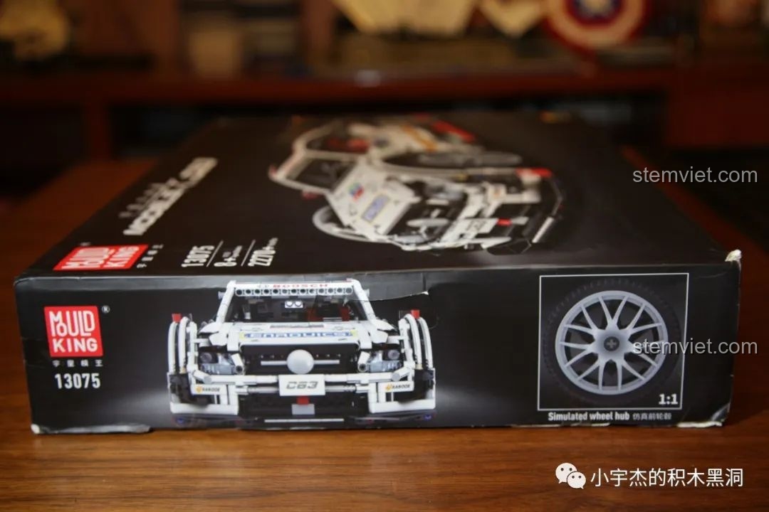 Mặt cạnh hộp bộ lắp ráp Mould King 13075 Mercedes-Benz AMG C63 DTM hiển thị hình ảnh bánh xe mô phỏng.