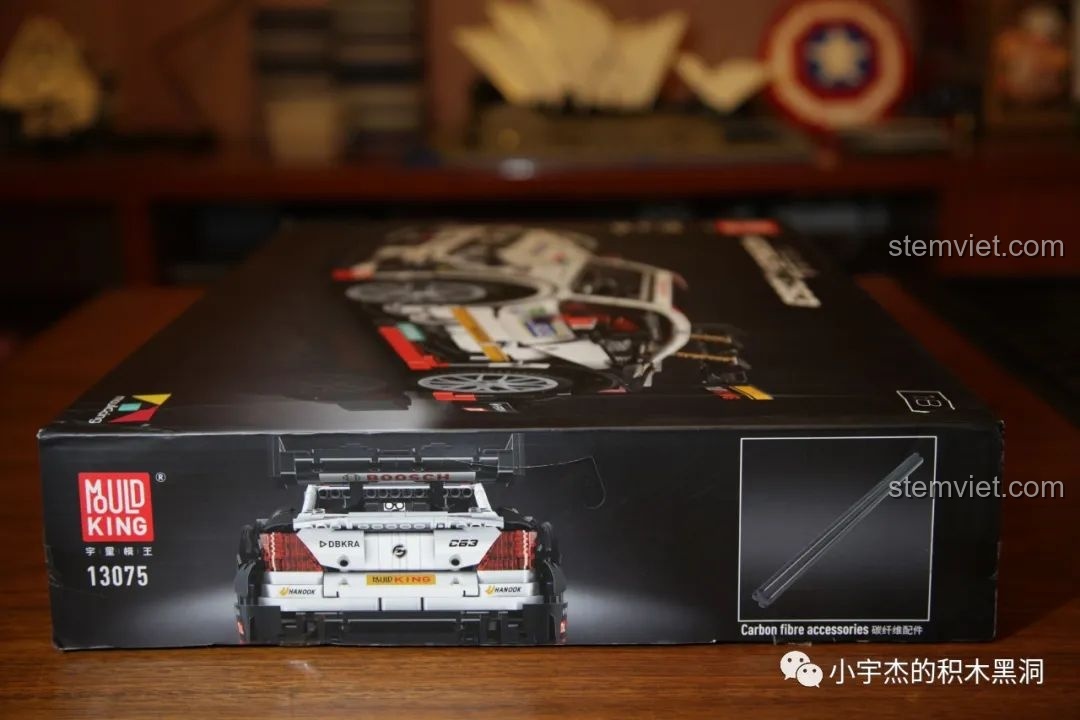 Mặt cạnh hộp bộ lắp ráp Mould King 13075 Mercedes-Benz AMG C63 DTM cho thấy phụ kiện trục carbon fiber đi kèm.