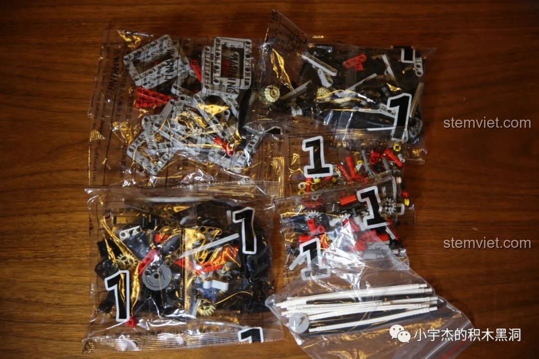 Các mảnh ghép trong túi số 1 của bộ Mould King 13075 Mercedes-Benz AMG C63 DTM, sẵn sàng cho việc lắp ráp khung gầm.