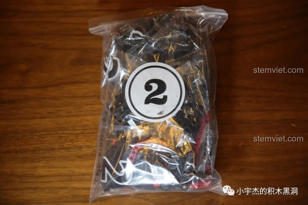 Các mảnh ghép trong túi số 2 của bộ Mould King 13075 Mercedes-Benz AMG C63 DTM, chủ yếu là màu đen.