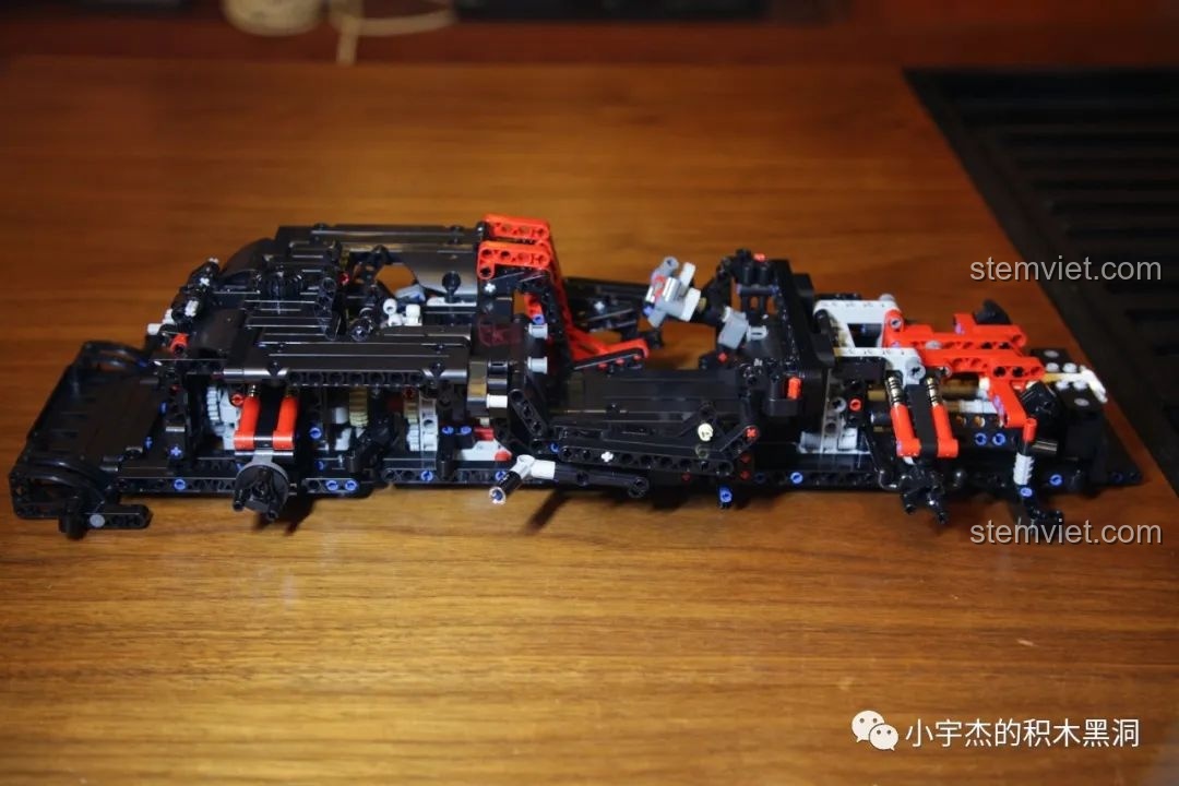 Các mảnh ghép trong túi số 3 của bộ Mould King 13075 Mercedes-Benz AMG C63 DTM, đa dạng màu sắc.