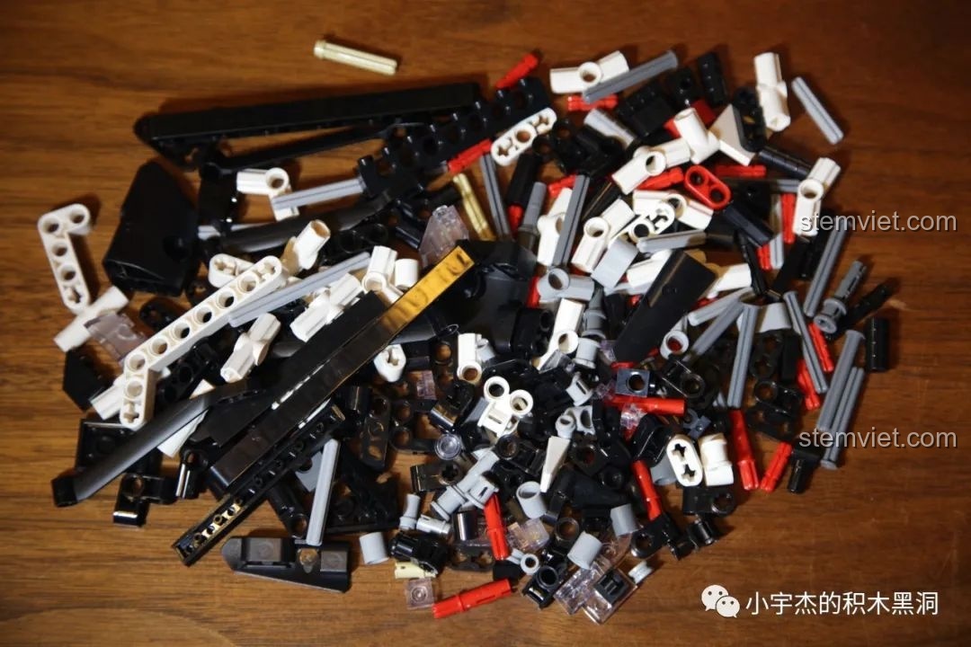 Các mảnh ghép trong túi số 4 của bộ Mould King 13075 Mercedes-Benz AMG C63 DTM, với nhiều mảnh màu trắng và đen.