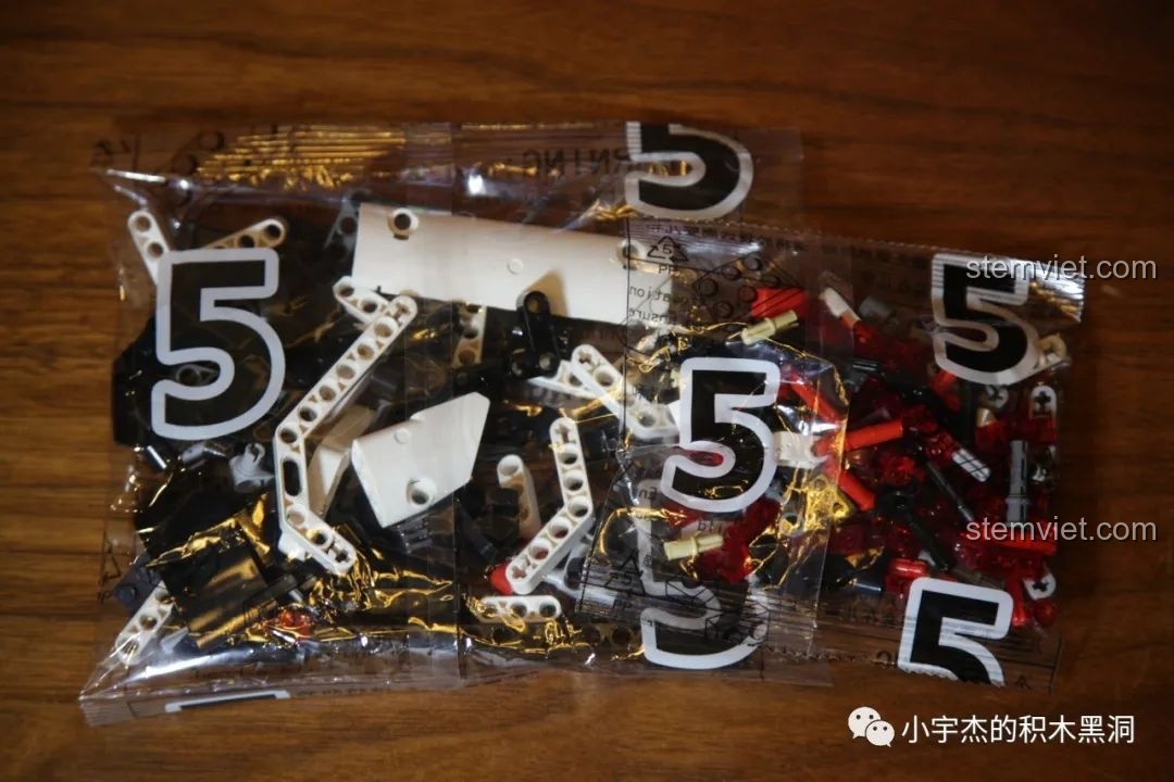 Mảnh ghép bị lỗi được đặt trên sách hướng dẫn của bộ Mould King 13075 Mercedes-Benz AMG C63 DTM để minh họa.