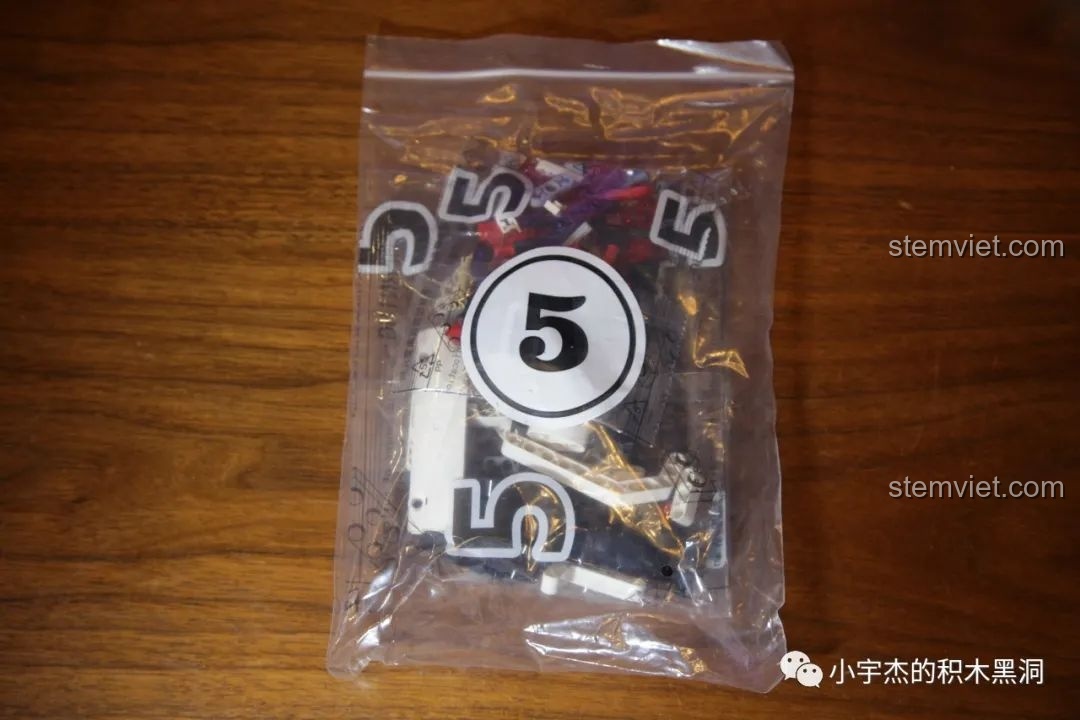 Lỗi thiếu mảnh ghép trong túi số 6 của bộ Mould King 13075 Mercedes-Benz AMG C63 DTM, nhận được hai mảnh giống nhau.