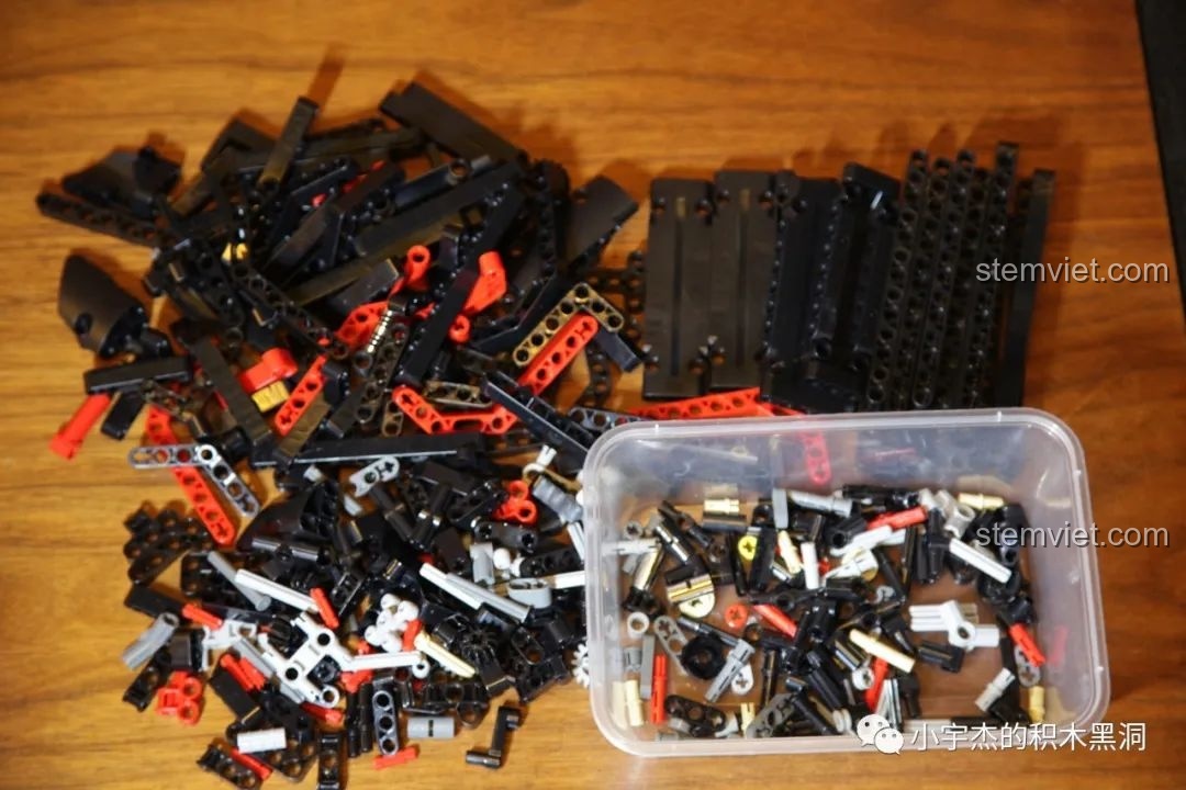 Góc nhìn bên cạnh của phần khoang lái đã lắp xong từ túi số 2 của bộ Mould King 13075 Mercedes-Benz AMG C63 DTM.