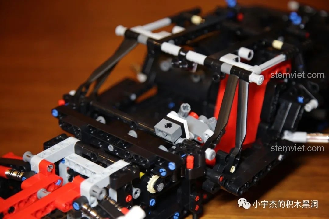 Góc nhìn khác của các chi tiết cửa và bộ khí động học bên hông được lắp từ túi số 4 của bộ Mould King 13075 Mercedes-Benz AMG C63 DTM.