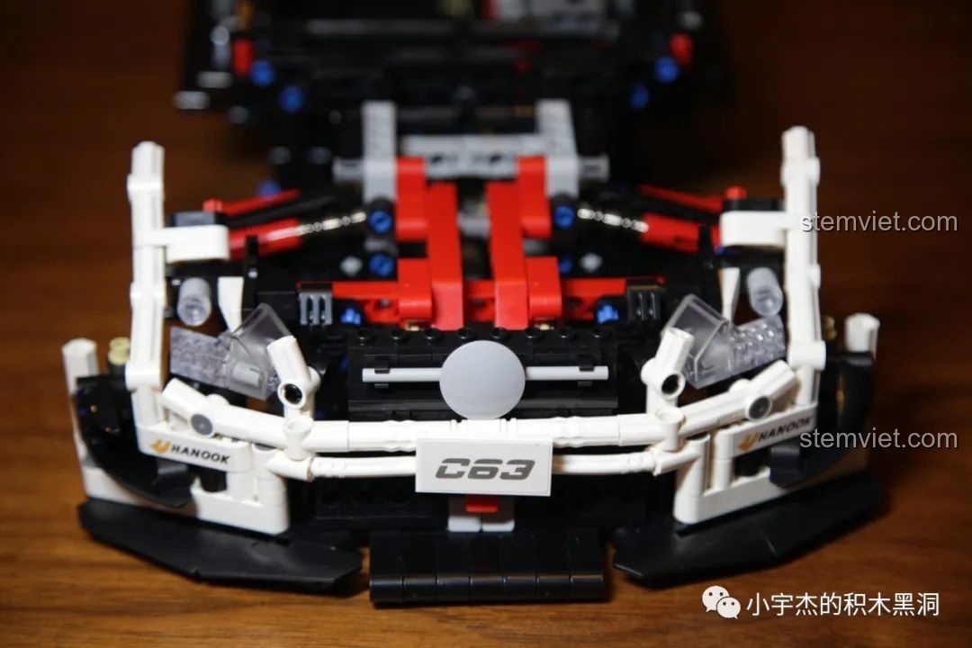 Các chi tiết cửa và bộ khí động học bên hông được lắp từ túi số 4 của bộ Mould King 13075 Mercedes-Benz AMG C63 DTM.