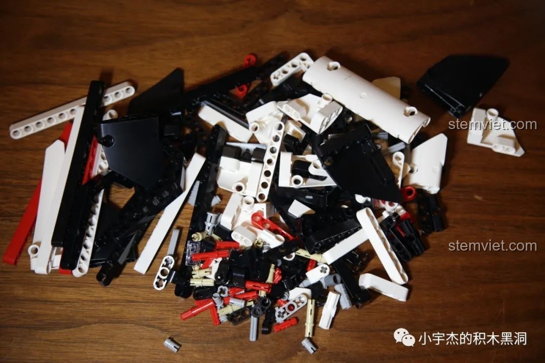 Phần đuôi xe và đèn hậu của bộ Mould King 13075 Mercedes-Benz AMG C63 DTM được hoàn thành từ túi số 5.