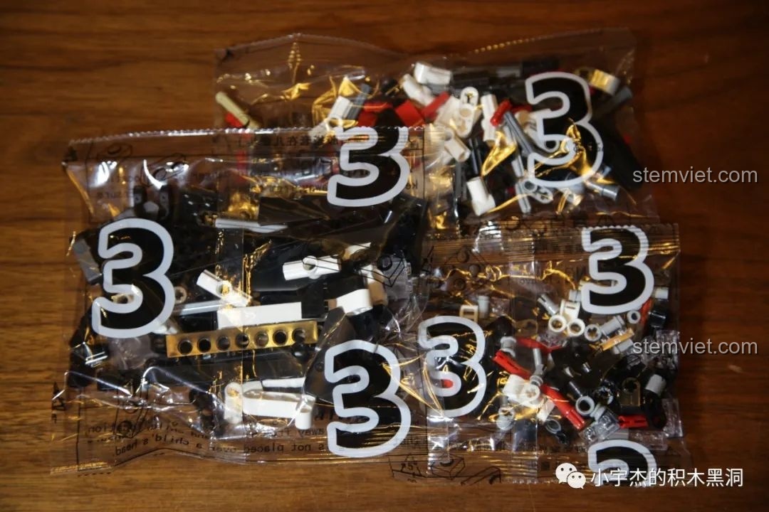 Túi linh kiện số 4 của bộ lắp ráp Mould King 13075 Mercedes-Benz AMG C63 DTM, chứa các mảnh ghép cho cửa và khí động học.