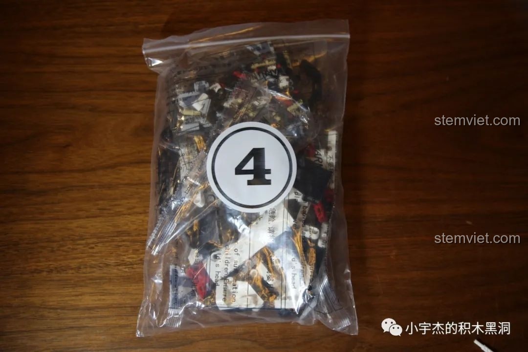 Túi linh kiện số 5 của bộ lắp ráp Mould King 13075 Mercedes-Benz AMG C63 DTM, chứa các mảnh ghép cho phần đuôi xe.