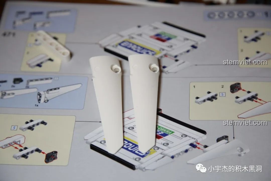 Bốn vành xe mạ điện màu vàng đồng của bộ Mould King 13075 Mercedes-Benz AMG C63 DTM.