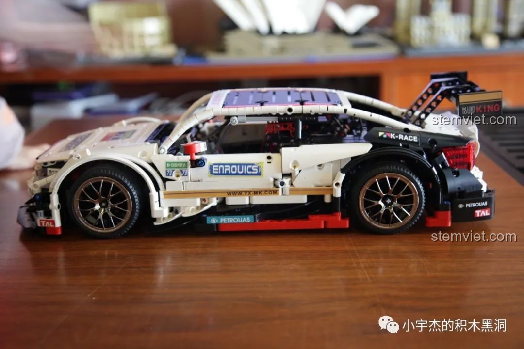 Mặt bên của mô hình Mould King 13075 Mercedes-Benz AMG C63 DTM đã hoàn thành, nhìn từ phía bên.