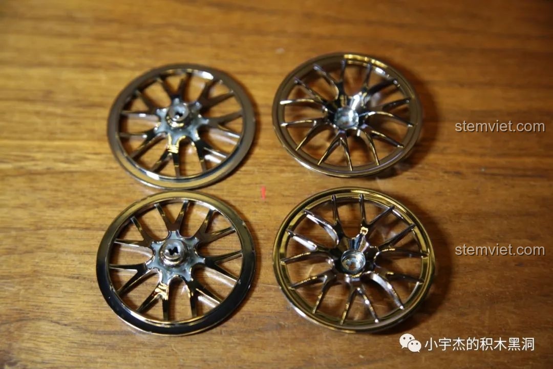 Cận cảnh mặt trước của mô hình Mould King 13075 Mercedes-Benz AMG C63 DTM đã hoàn thành, với các chi tiết đèn và decal.