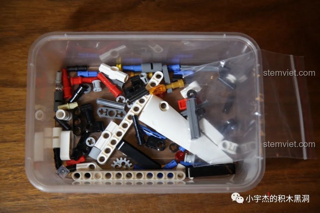 Cận cảnh mặt trước của mô hình Mould King 13075 Mercedes-Benz AMG C63 DTM đã hoàn thành, lộ rõ động cơ mô phỏng.