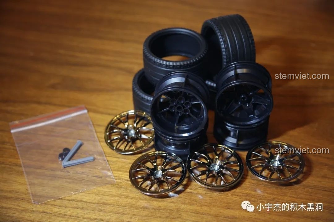 Cận cảnh mặt trước của mô hình Mould King 13075 Mercedes-Benz AMG C63 DTM đã hoàn thành, tập trung vào logo và lưới tản nhiệt.