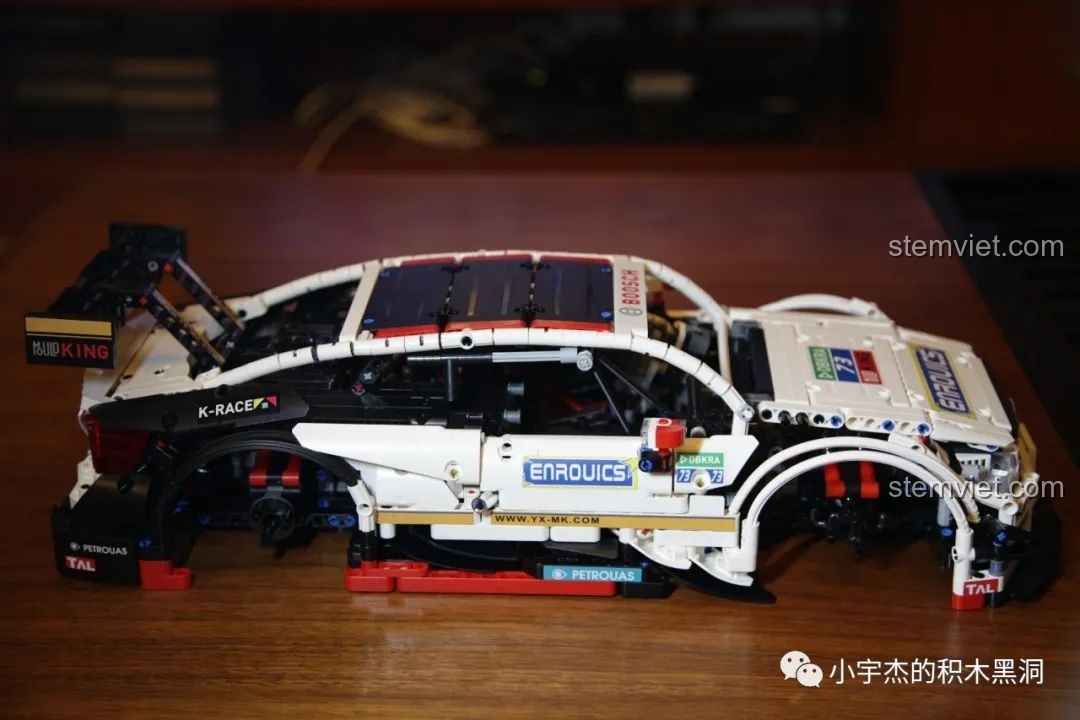 Mặt trước tổng thể của mô hình Mould King 13075 Mercedes-Benz AMG C63 DTM đã hoàn thành.