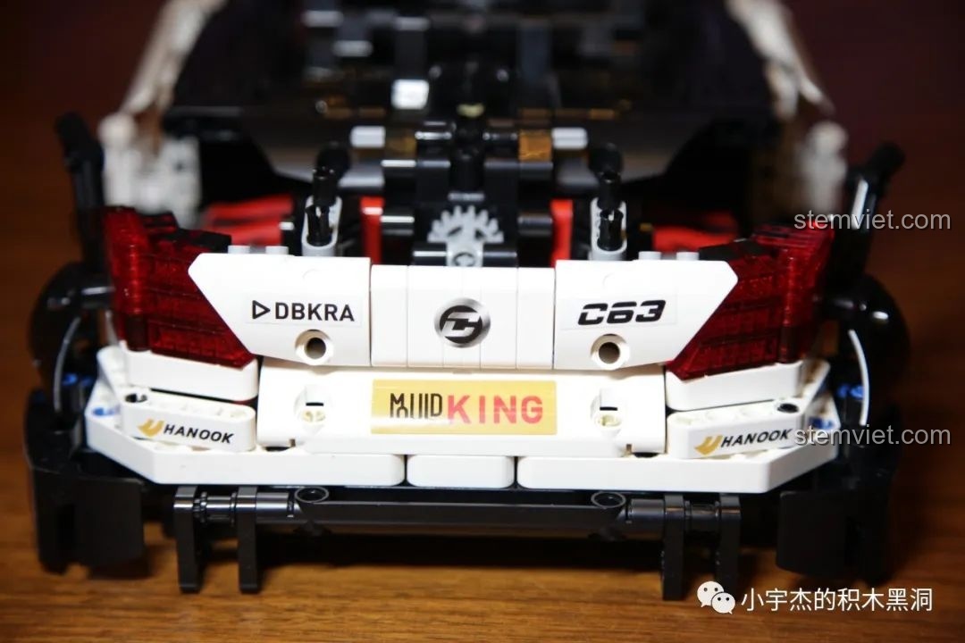 Mặt trước của mô hình Mould King 13075 Mercedes-Benz AMG C63 DTM đã hoàn thành, nhìn từ phía trước.