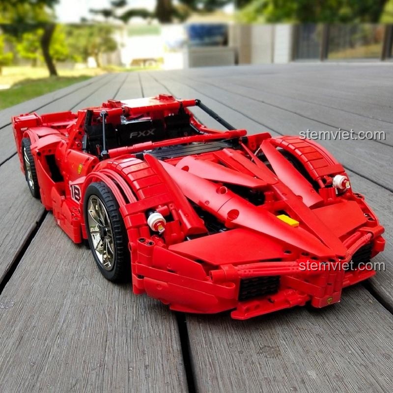 Cơ cấu lái và liên kết vô lăng của đồ chơi mô hình Ferrari FXX V12, khác biệt so với các thiết bị lái trước đây.