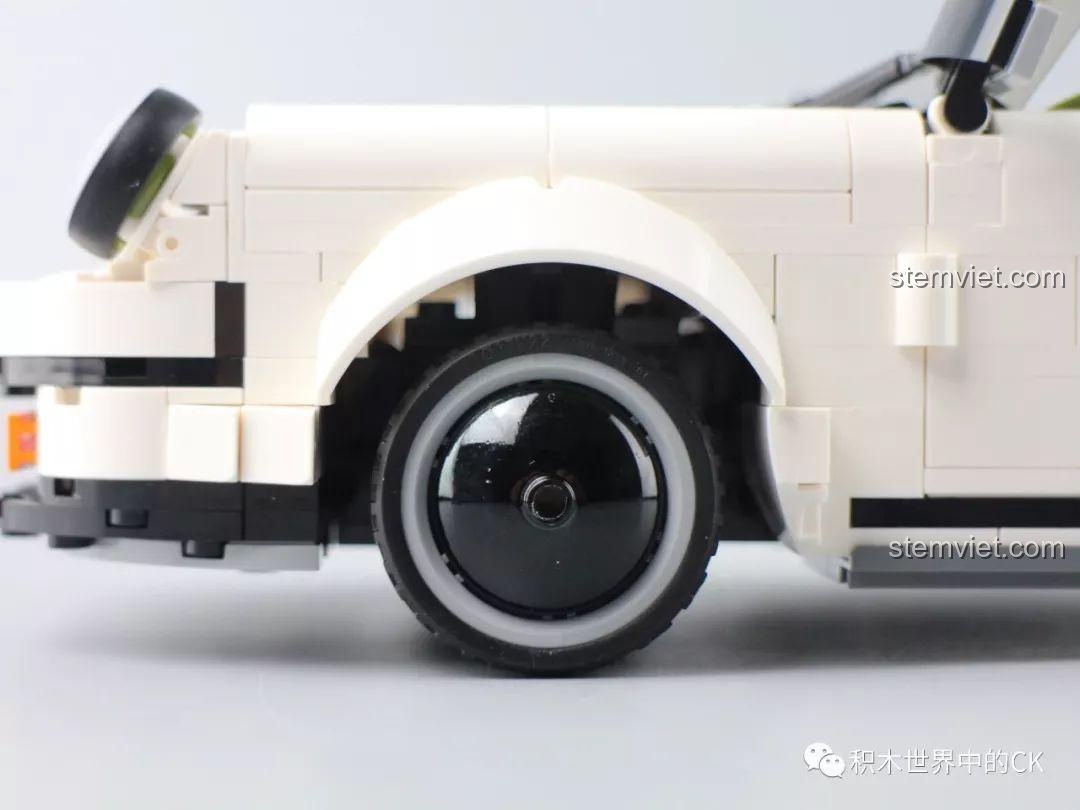 Bánh xe và vòm bánh xe được thiết kế chi tiết trên đồ chơi mô hình Siêu xe Porsche 911 Targa.