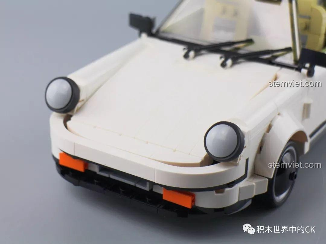 Chi tiết đèn pha tròn và cản trước của đồ chơi lắp ghép Xe thể thao Porsche 911 Targa mui trần.