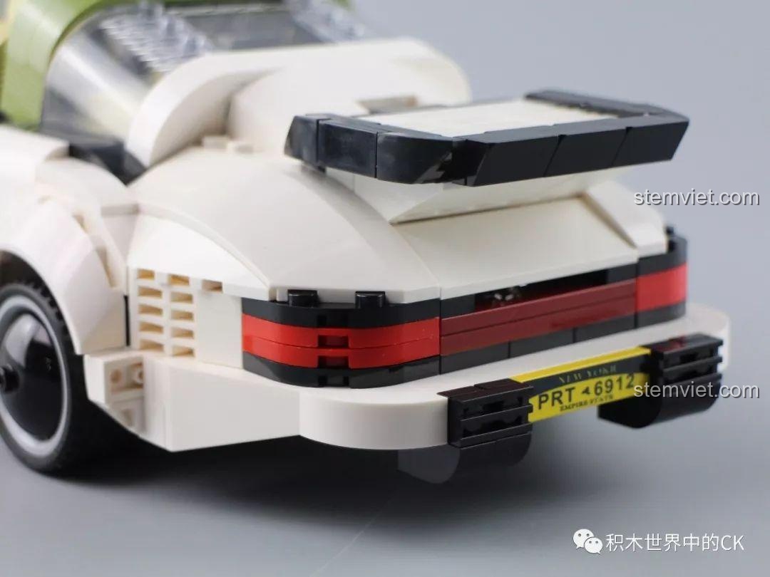 Đèn hậu màu đỏ và cản sau của đồ chơi lắp ghép Porsche 911 Targa cổ điển.