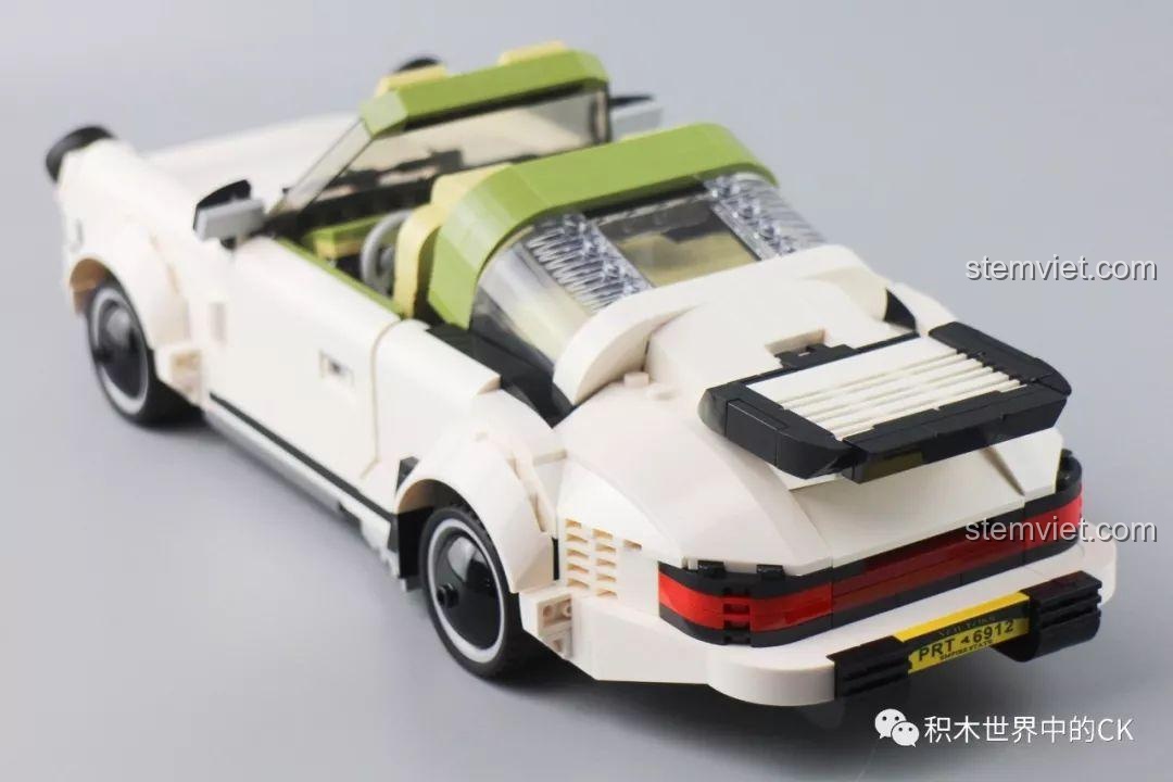 Phần đuôi xe của đồ chơi lắp ghép Porsche 911 Targa cổ điển với cánh gió và đèn hậu chi tiết.