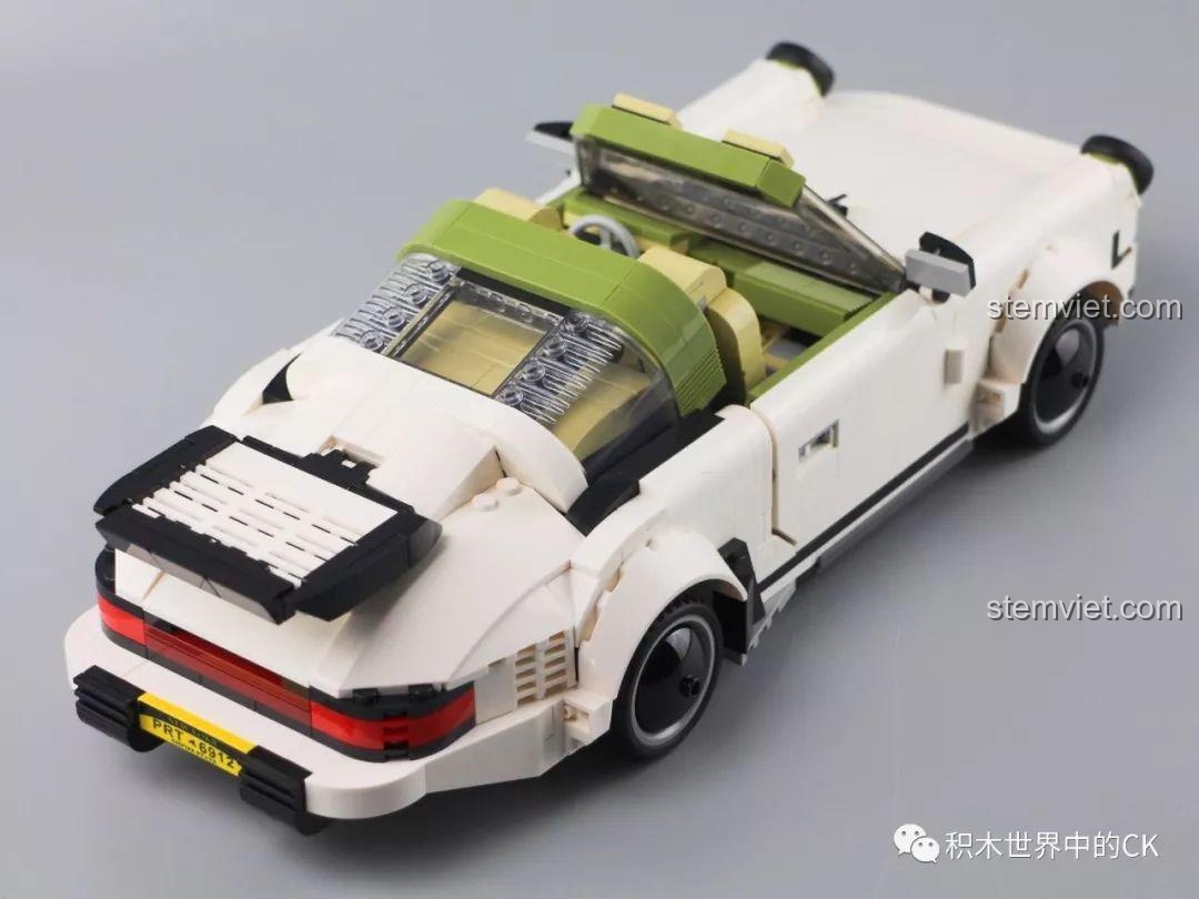 Góc nhìn từ phía sau của đồ chơi mô hình 13103, nổi bật với cánh gió và thiết kế Targa.