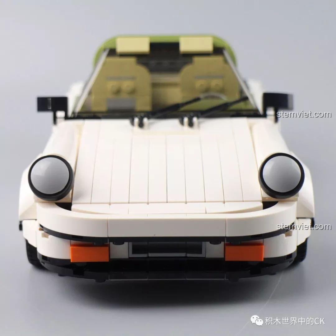 Góc nhìn chính diện của bộ đồ chơi Mould King 13103, khoe trọn vẻ đẹp cổ điển.