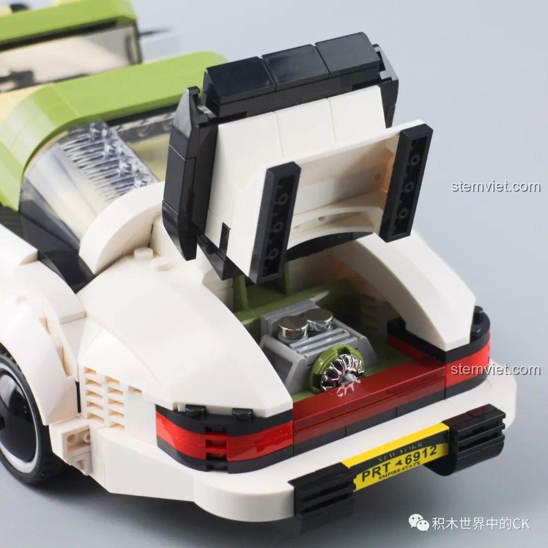 Nắp khoang động cơ của bộ lắp ghép 13103 có thể mở lên, để lộ mô hình động cơ bên trong.