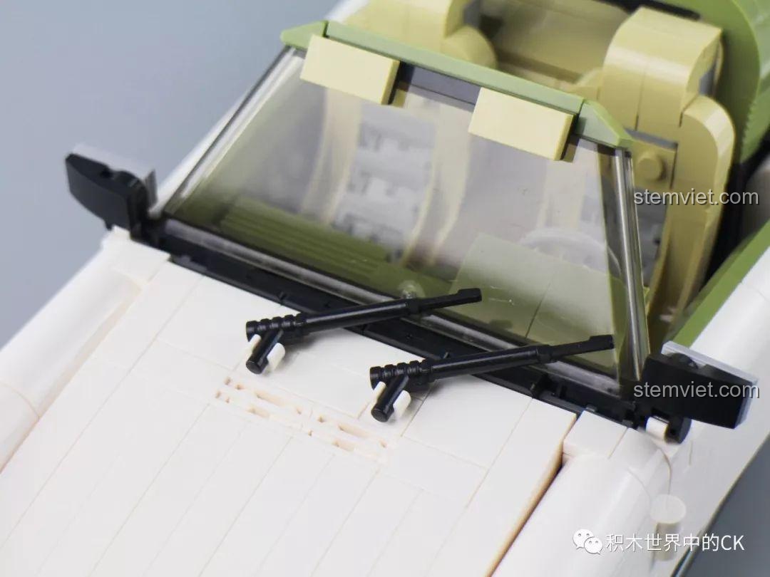 Chi tiết kính chắn gió và cần gạt nước của bộ lắp ráp Xe Porsche 911 Targa.