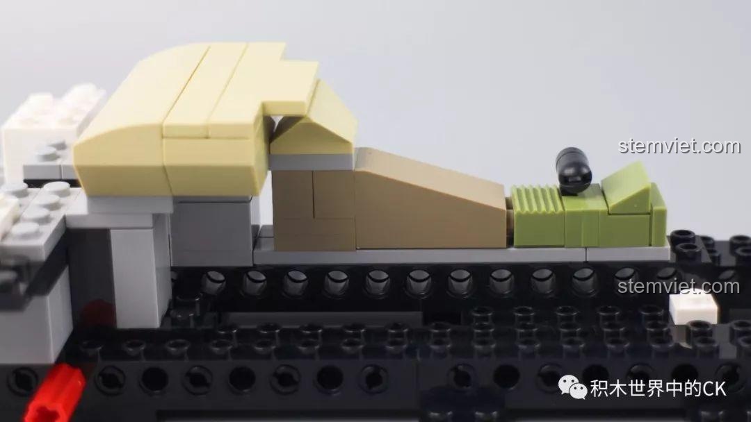 Chi tiết phần ghế ngồi màu kem của Porsche 911 Targa cổ điển Mould King đang được hoàn thiện.